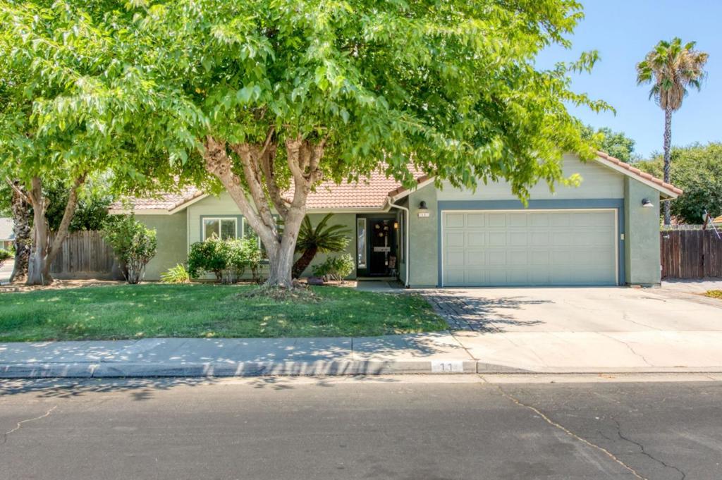 11 Magnolia Ave, Clovis, CA 93611