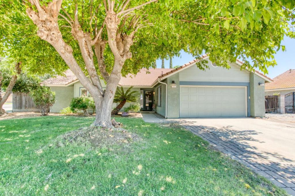 11 Magnolia Ave, Clovis, CA 93611
