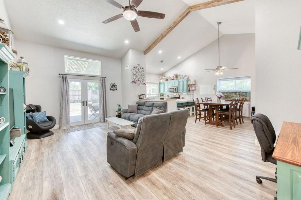 11 Magnolia Ave, Clovis, CA 93611
