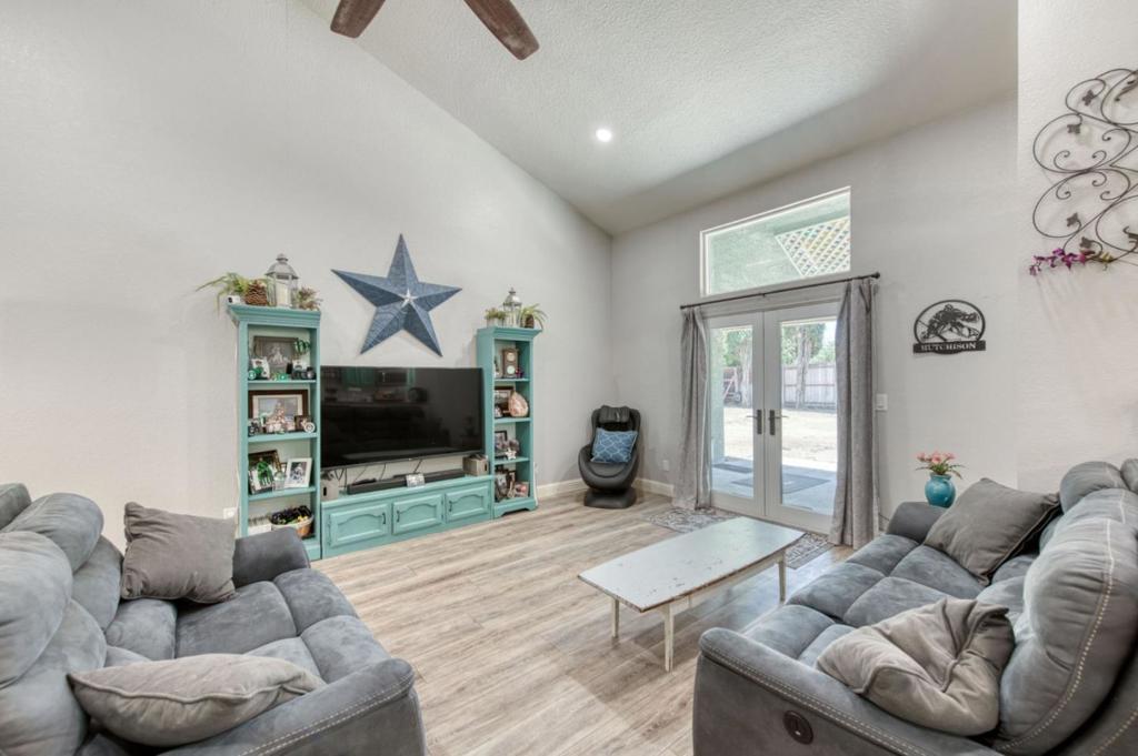 11 Magnolia Ave, Clovis, CA 93611