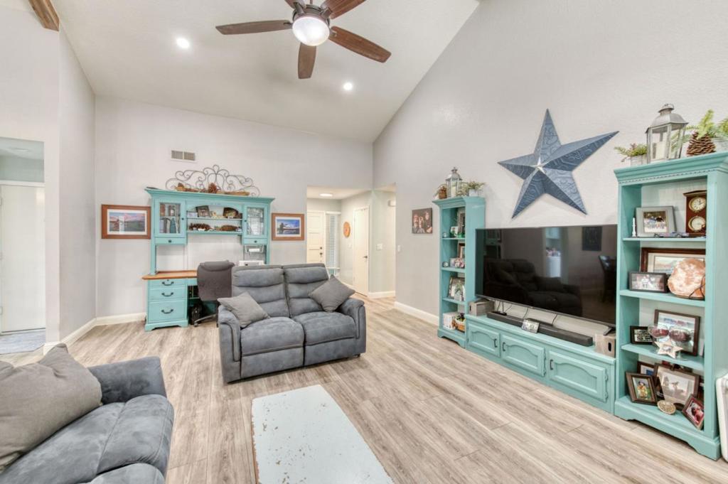 11 Magnolia Ave, Clovis, CA 93611