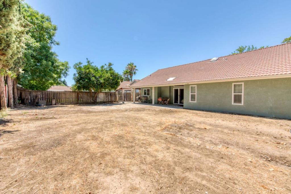 11 Magnolia Ave, Clovis, CA 93611