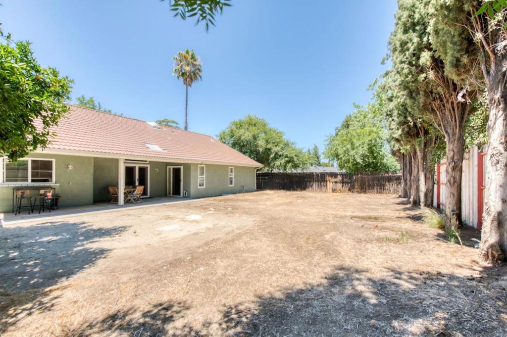 11 Magnolia Ave, Clovis, CA 93611