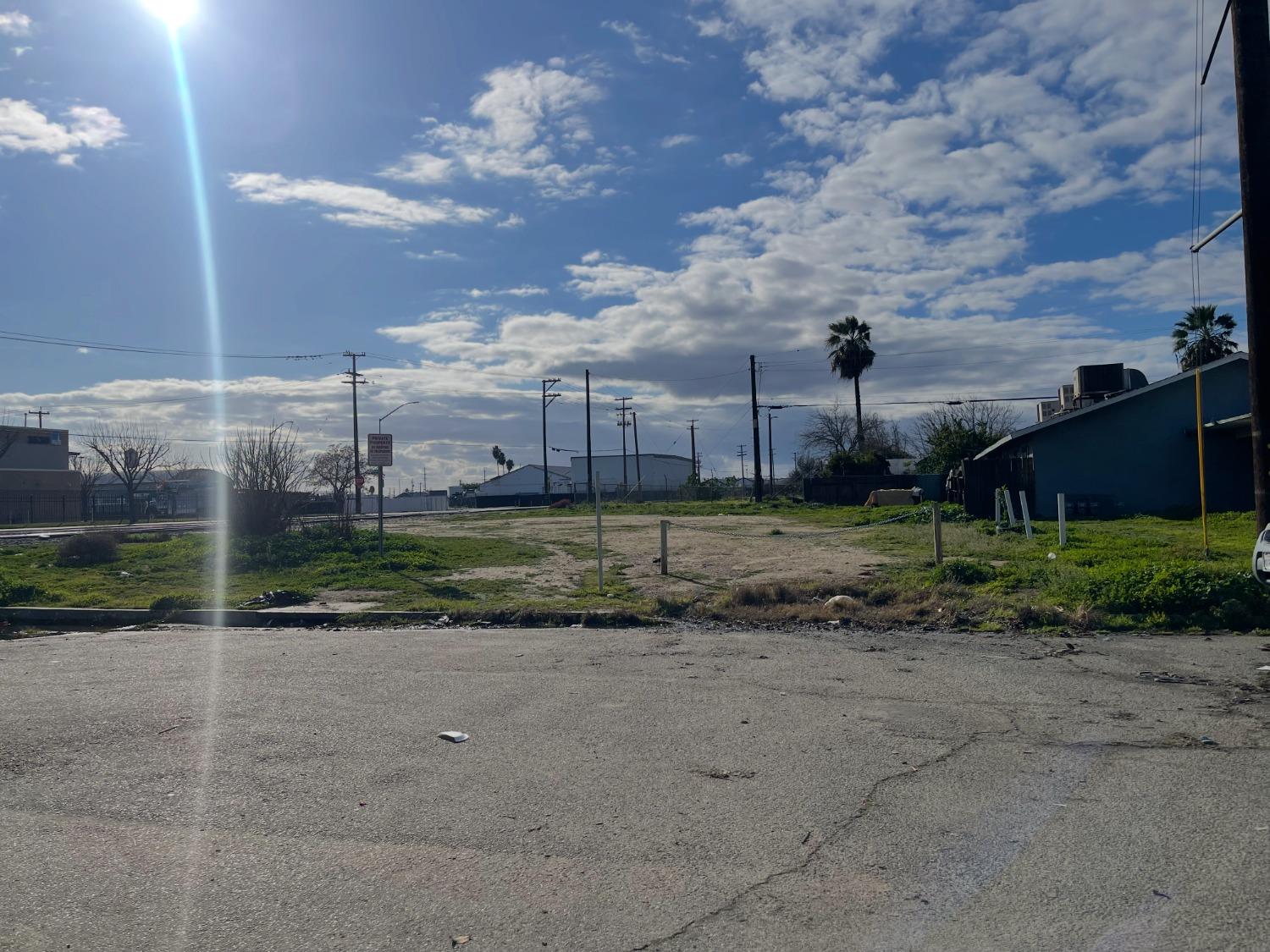 2060 S 5th St, Fresno, CA 93702