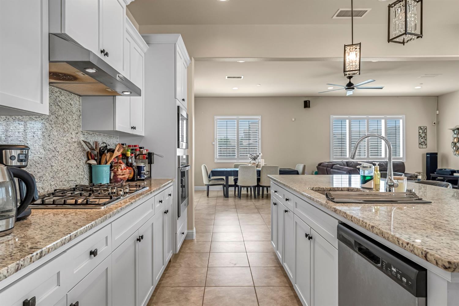 2468 Montana Ave, Clovis, CA 93619