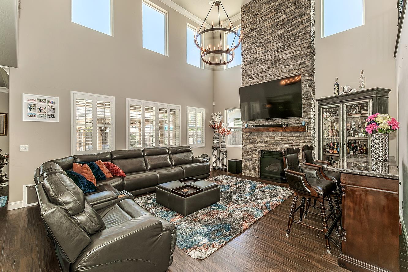 986 Encino Ave, Clovis, CA 93619