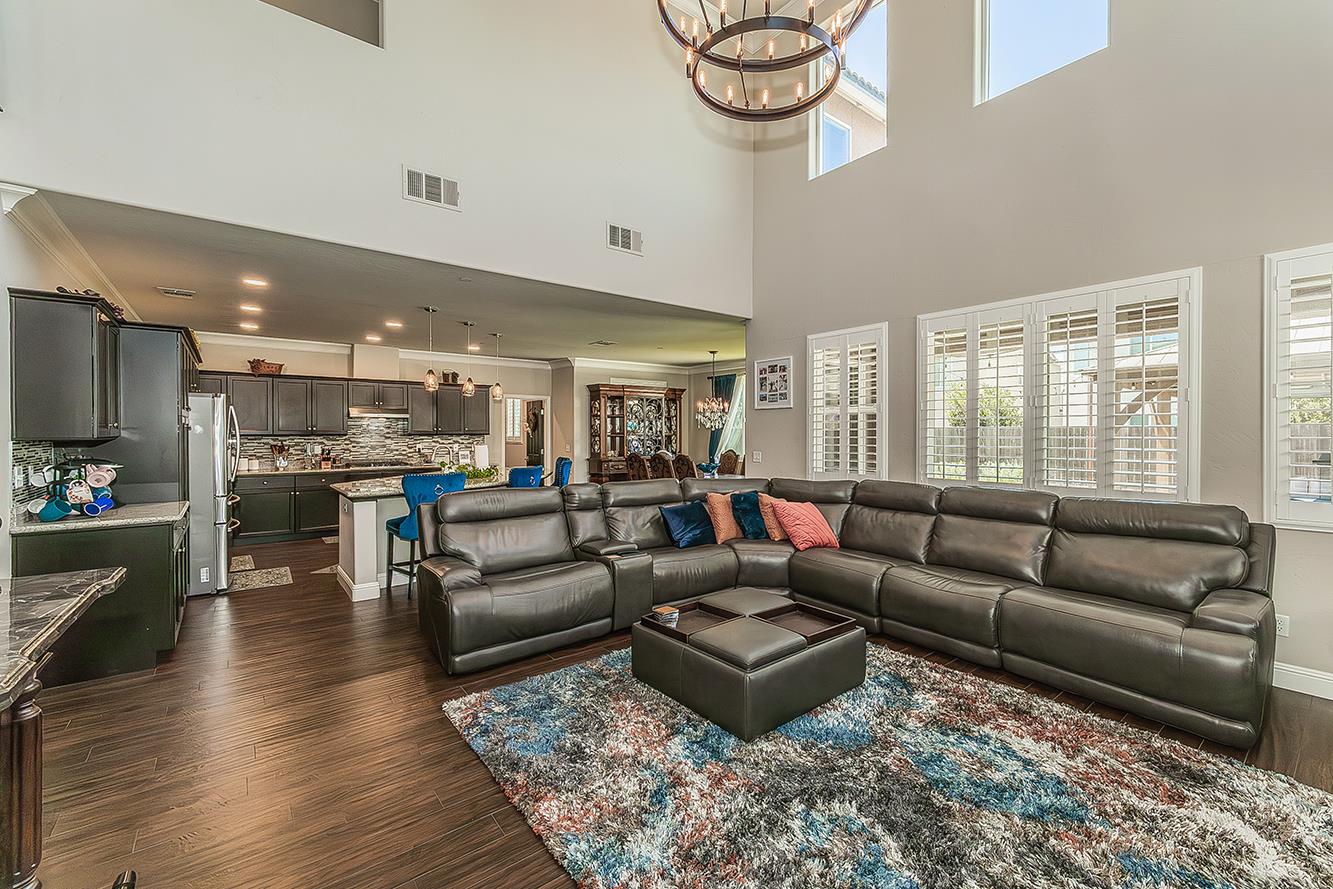 986 Encino Ave, Clovis, CA 93619