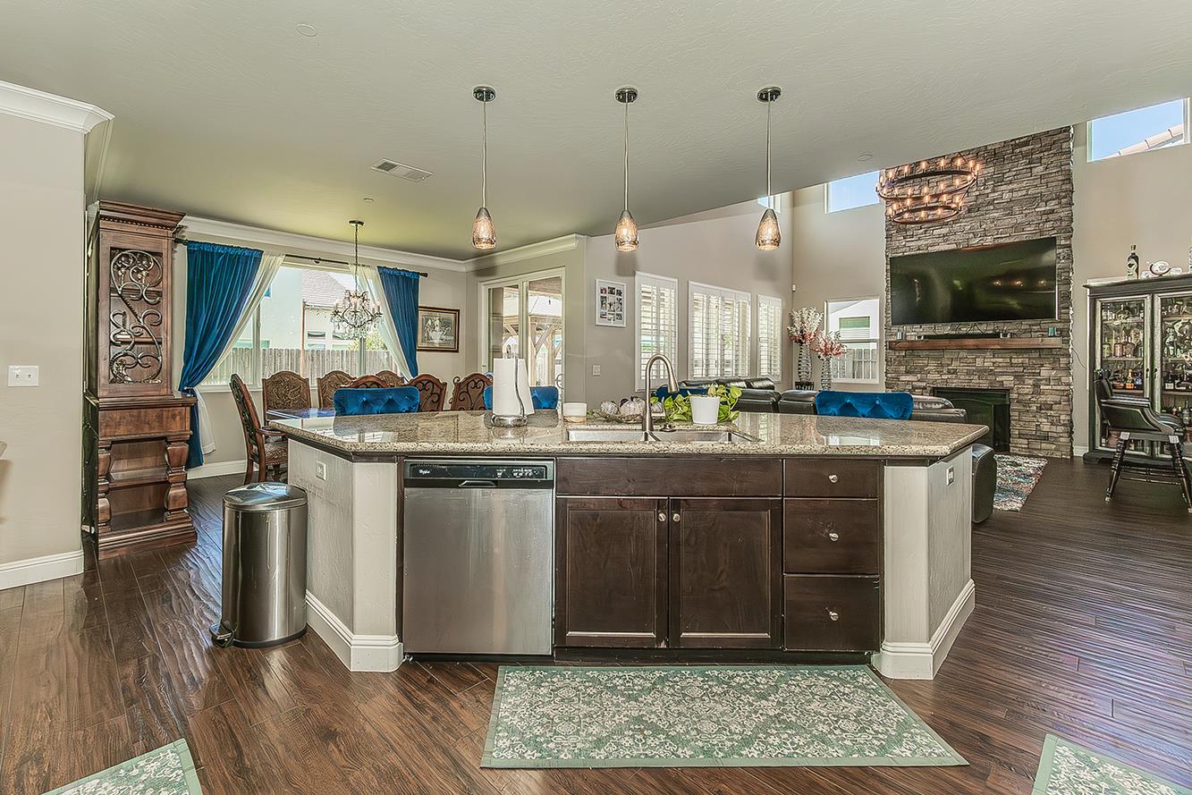 986 Encino Ave, Clovis, CA 93619