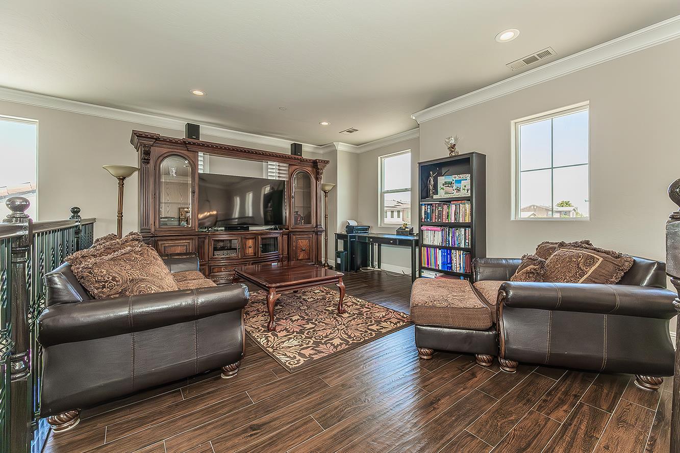 986 Encino Ave, Clovis, CA 93619