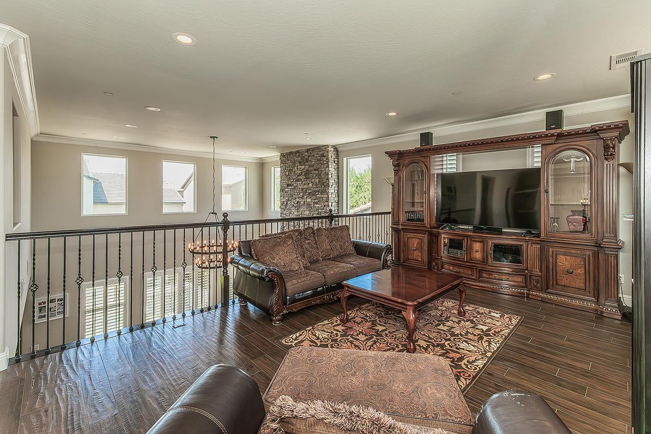 986 Encino Ave, Clovis, CA 93619