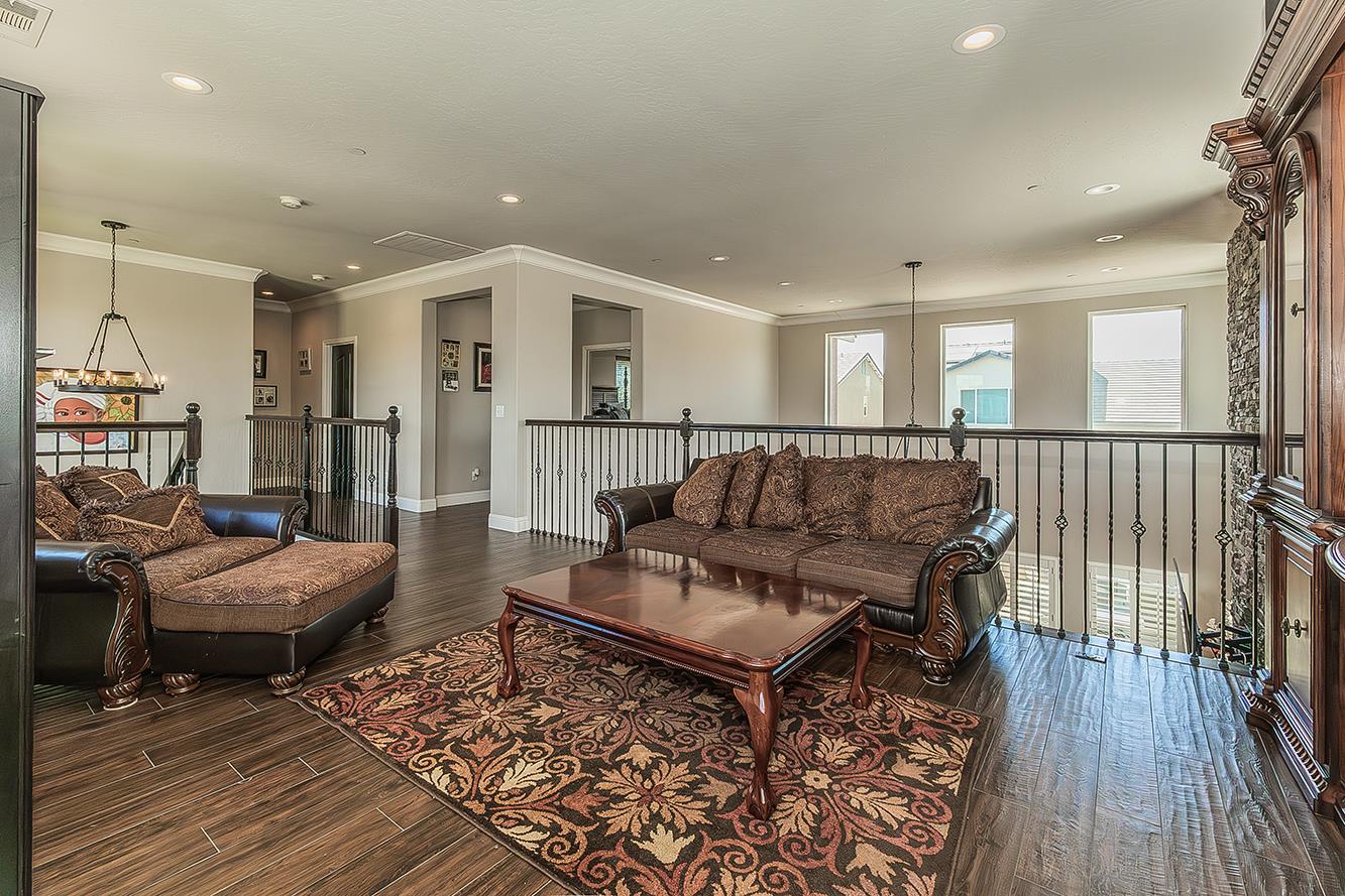 986 Encino Ave, Clovis, CA 93619
