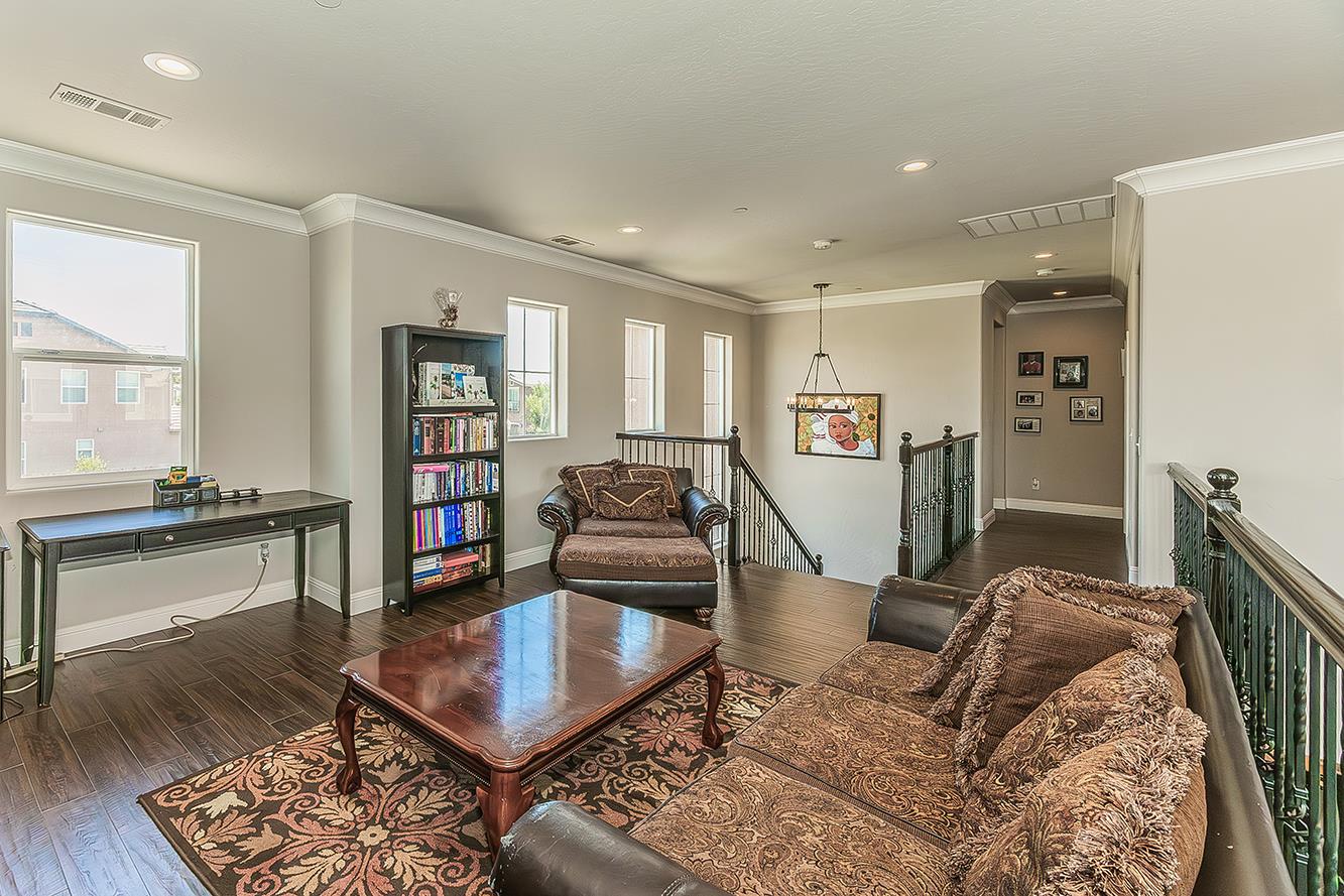 986 Encino Ave, Clovis, CA 93619