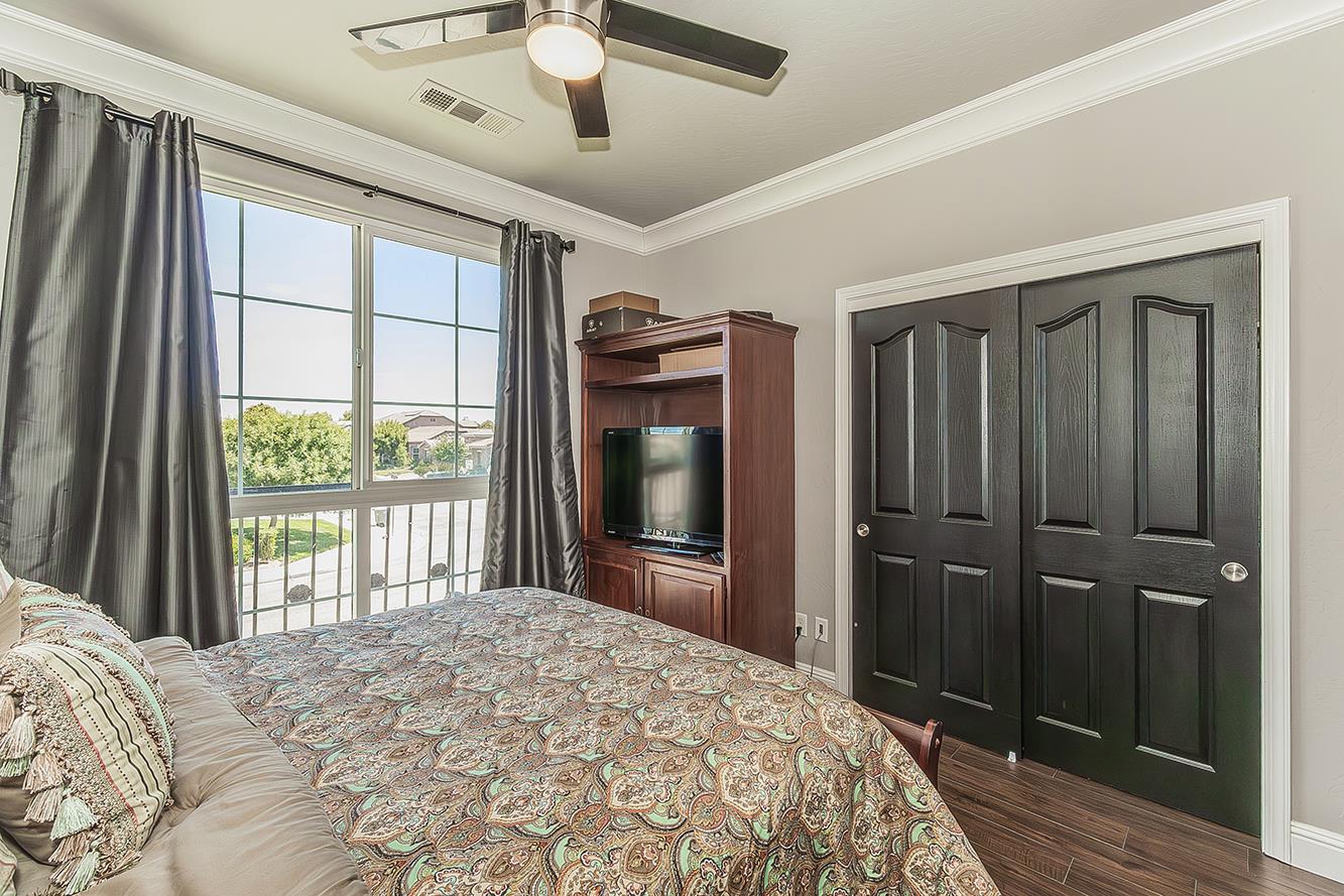 986 Encino Ave, Clovis, CA 93619