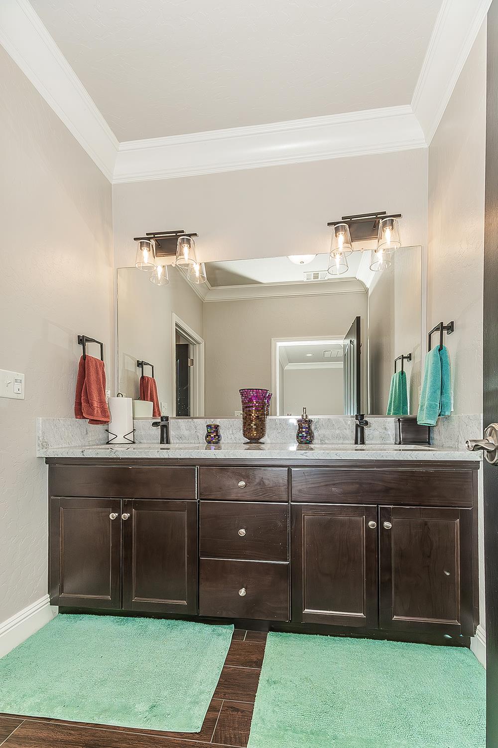 986 Encino Ave, Clovis, CA 93619