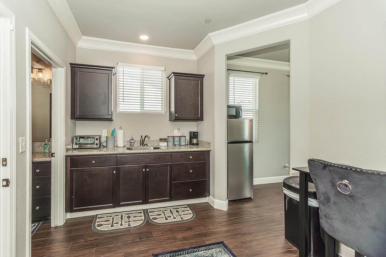 986 Encino Ave, Clovis, CA 93619