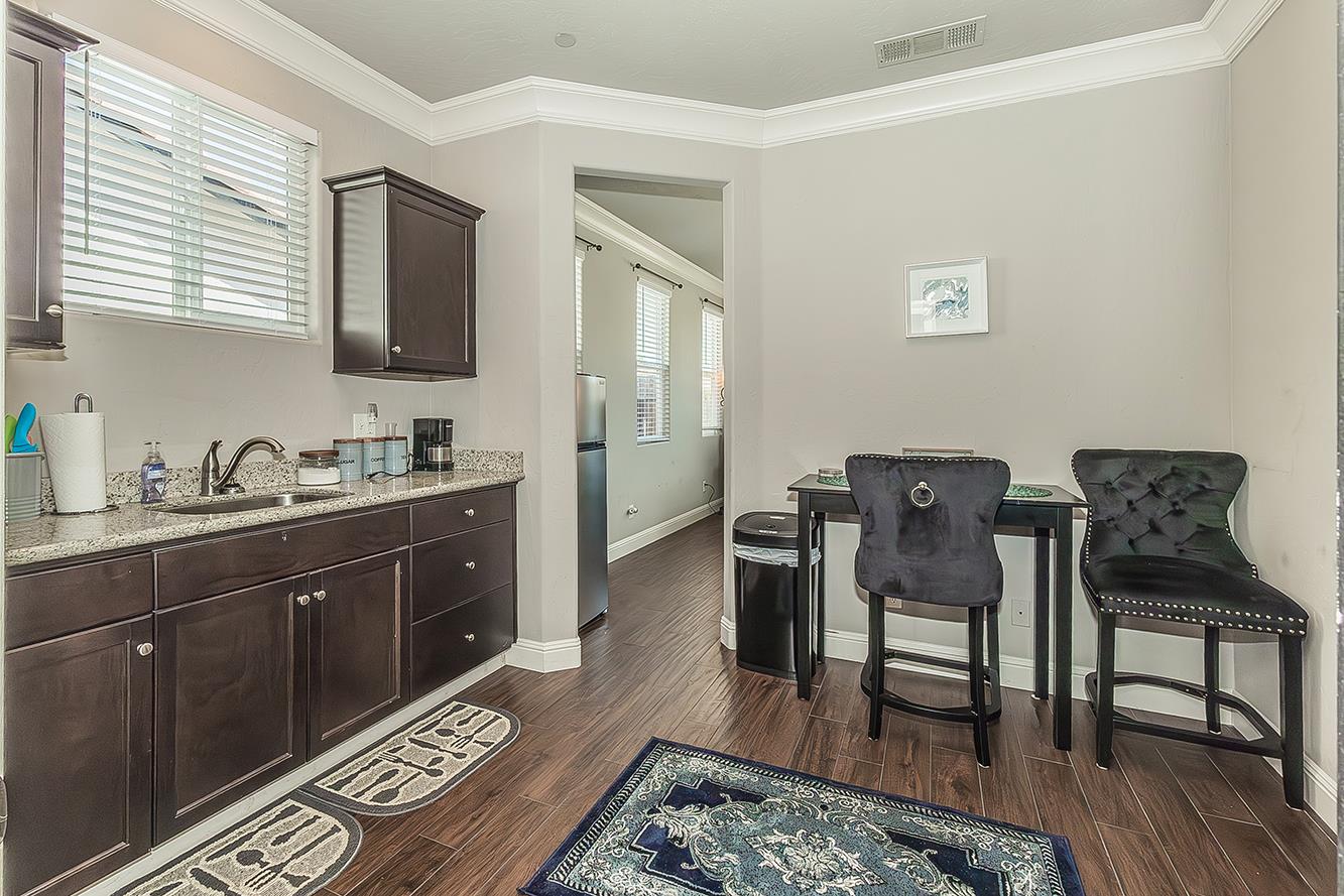 986 Encino Ave, Clovis, CA 93619