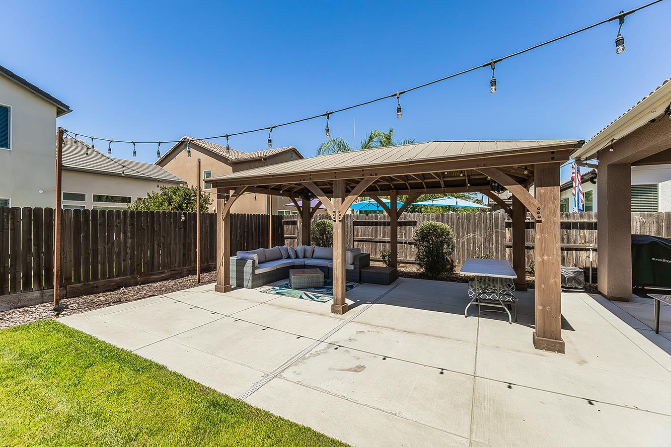 986 Encino Ave, Clovis, CA 93619
