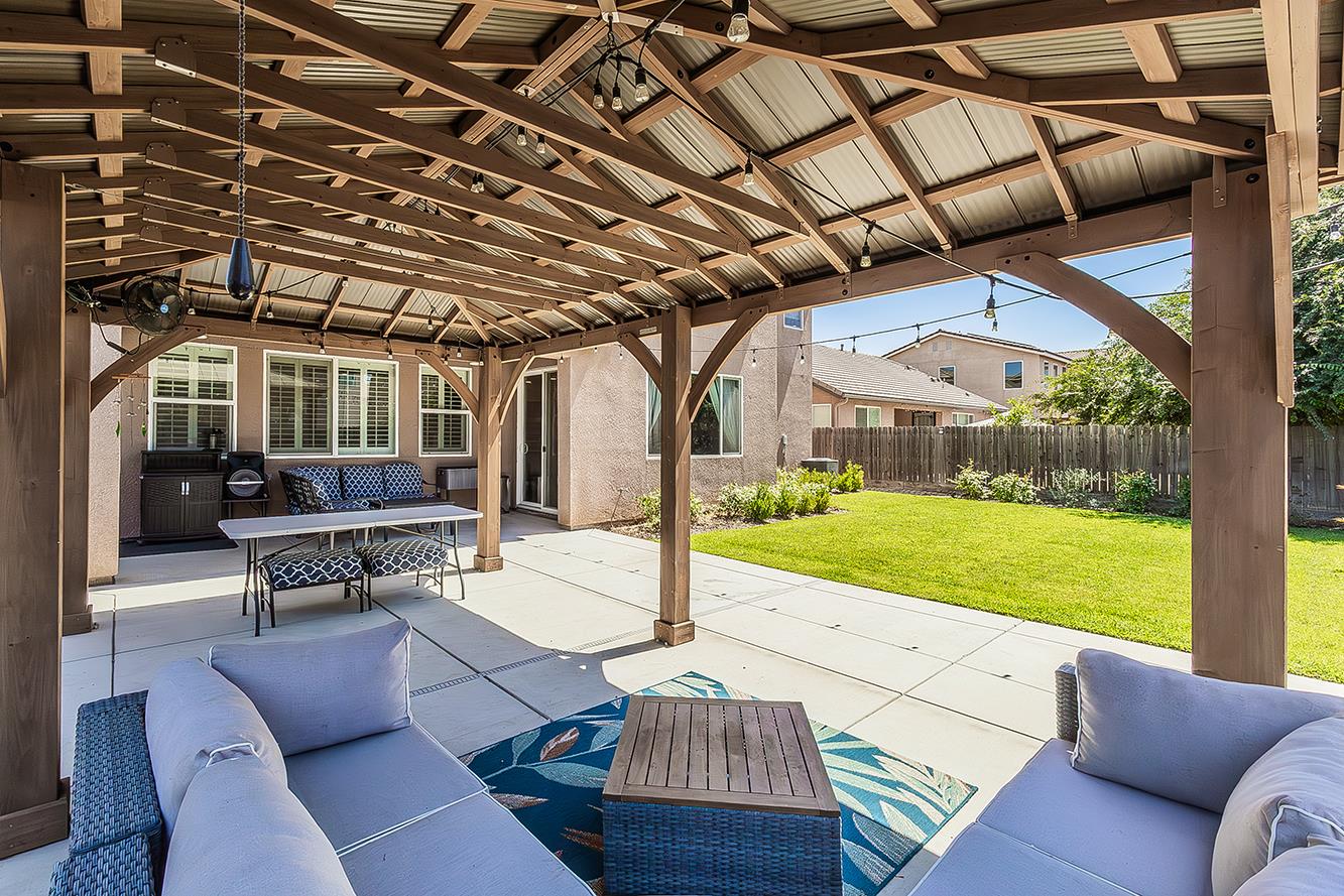 986 Encino Ave, Clovis, CA 93619