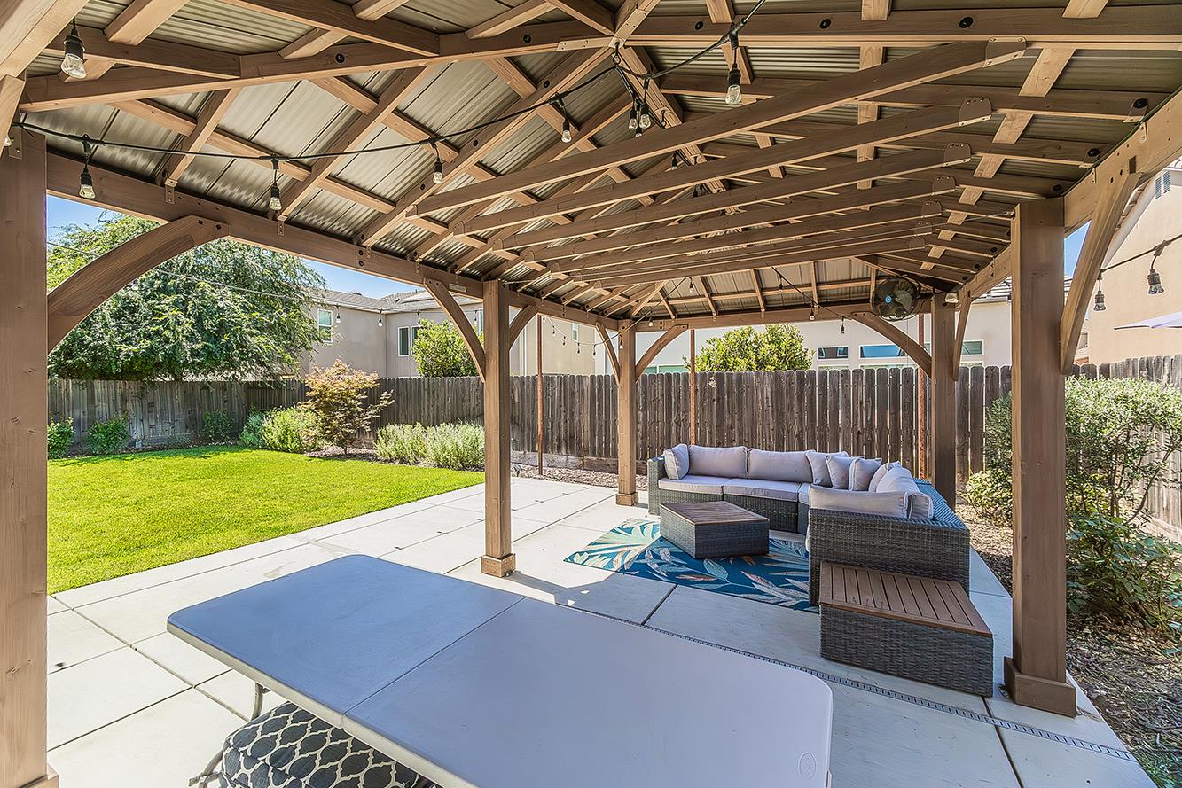 986 Encino Ave, Clovis, CA 93619