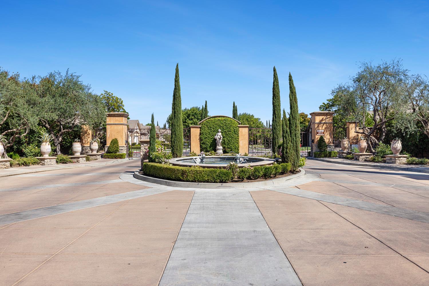 2190 W Via Cipressi, Fresno, CA 93711