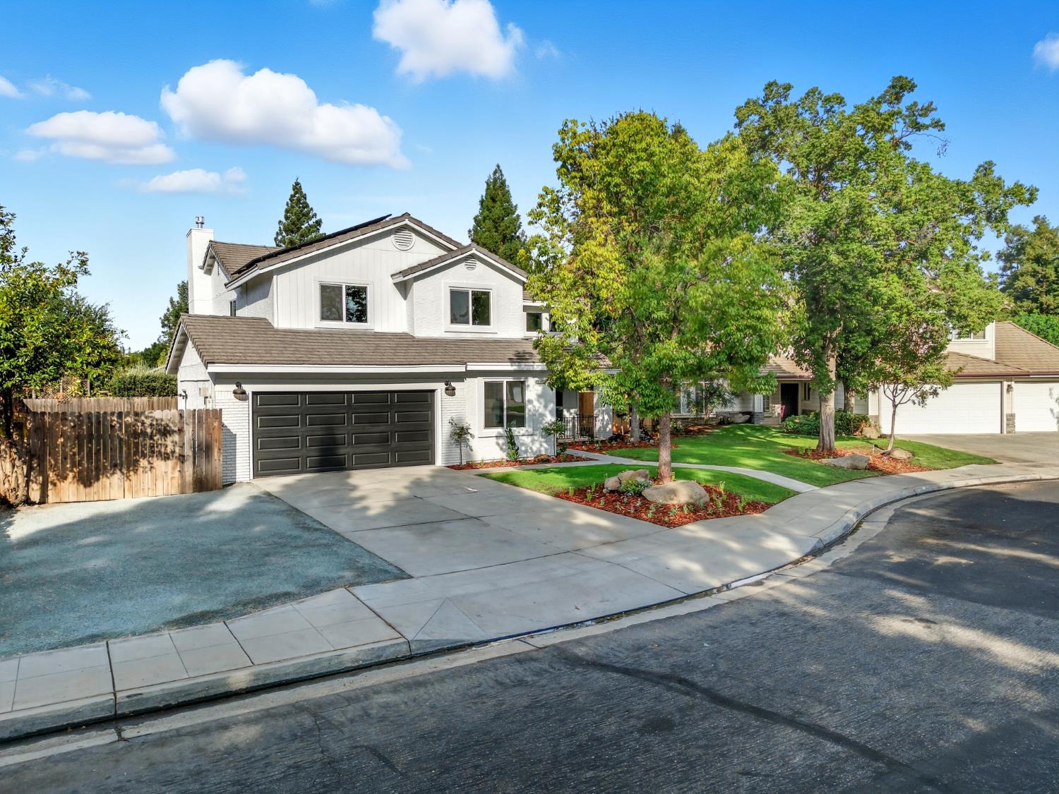 1042 N Stanford Ave, Clovis, CA 93611