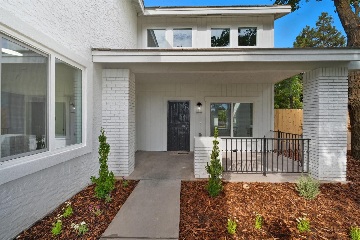 1042 N Stanford Ave, Clovis, CA 93611