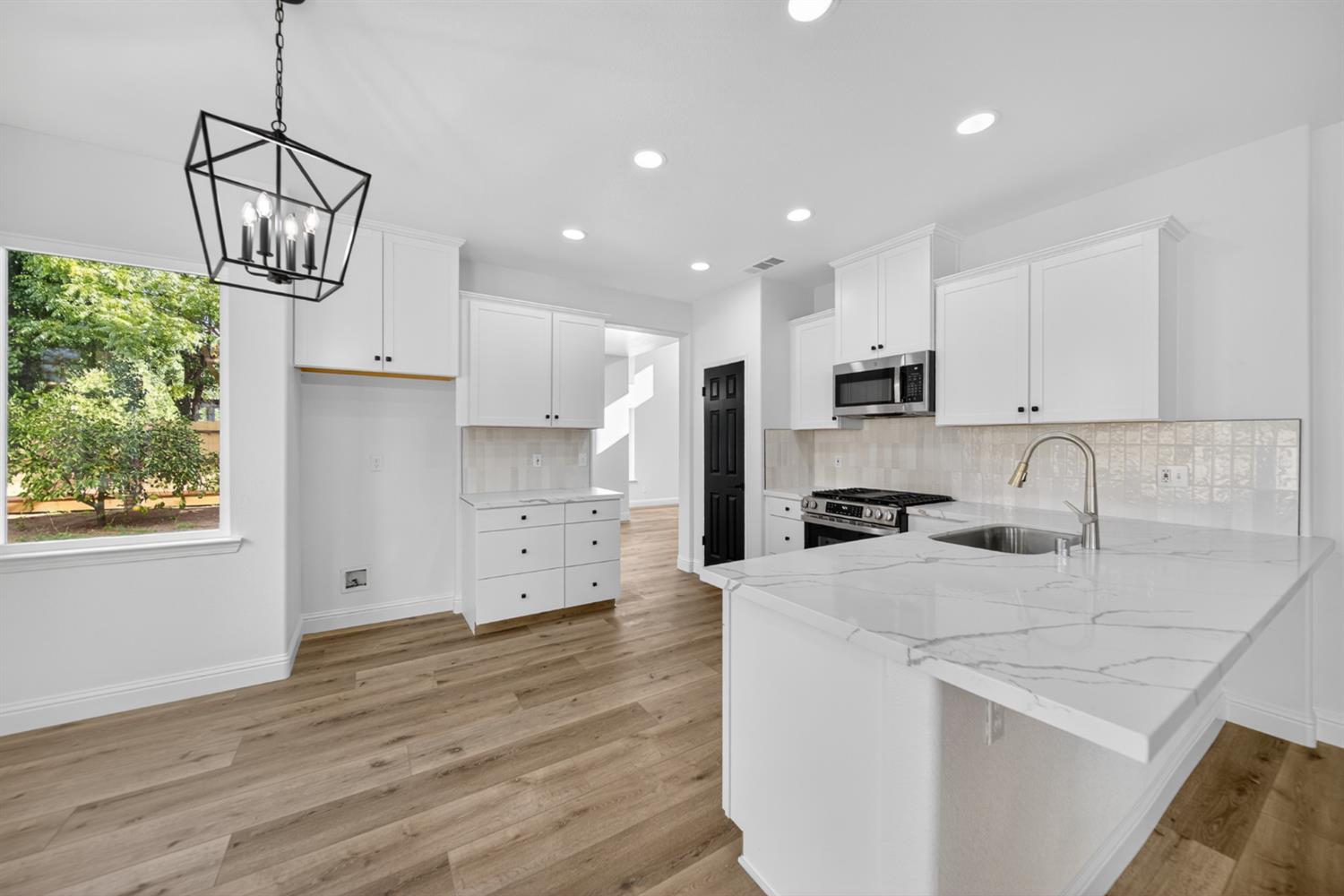 1042 N Stanford Ave, Clovis, CA 93611