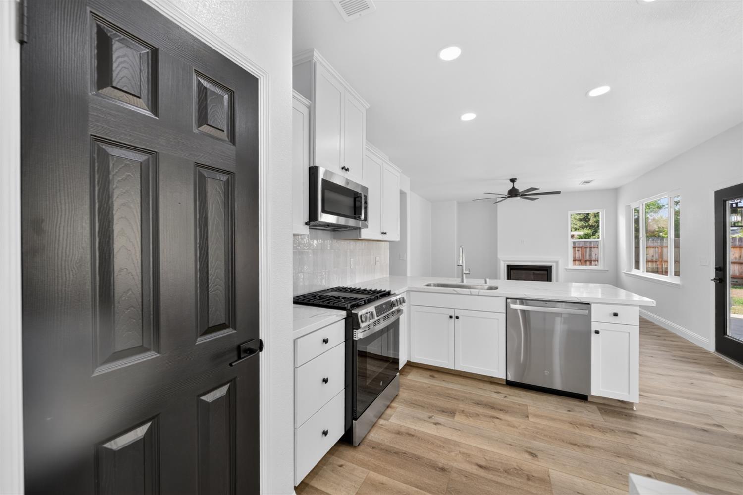 1042 N Stanford Ave, Clovis, CA 93611