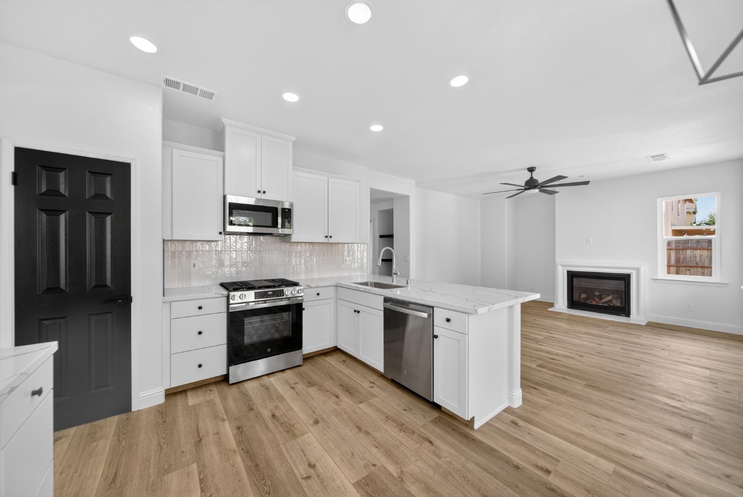 1042 N Stanford Ave, Clovis, CA 93611