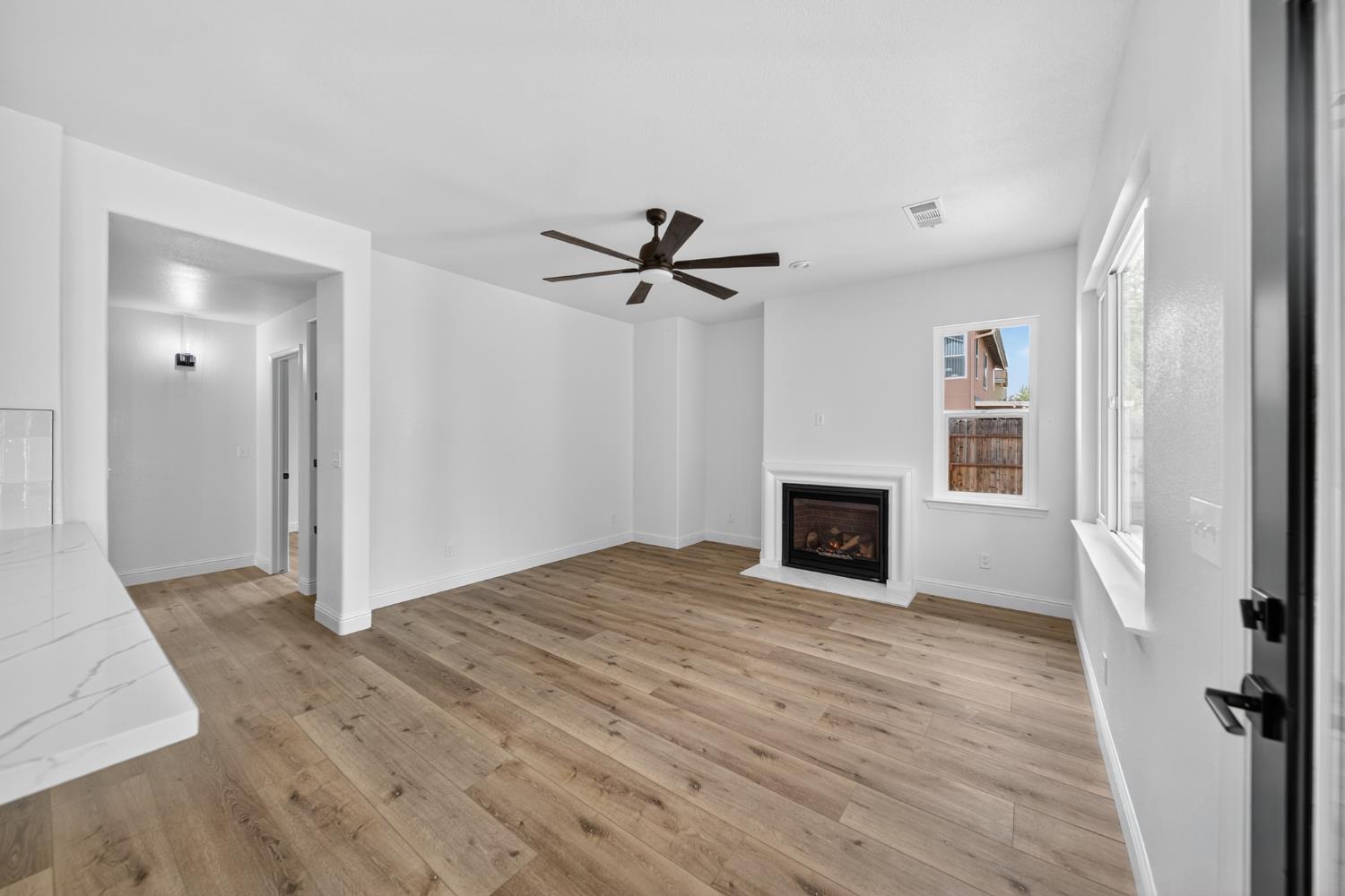 1042 N Stanford Ave, Clovis, CA 93611