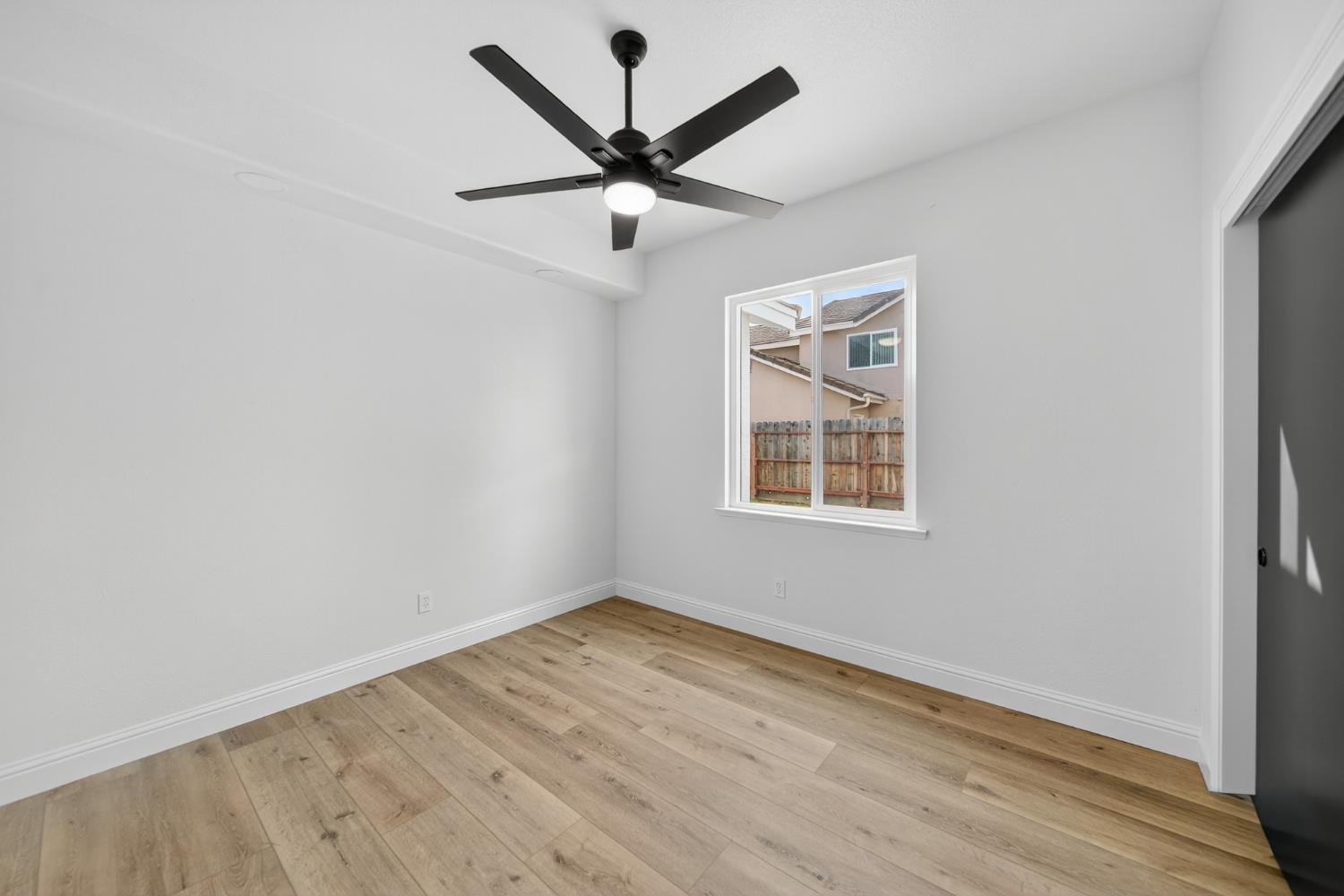 1042 N Stanford Ave, Clovis, CA 93611