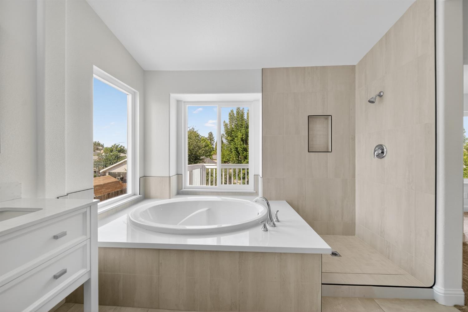 1042 N Stanford Ave, Clovis, CA 93611