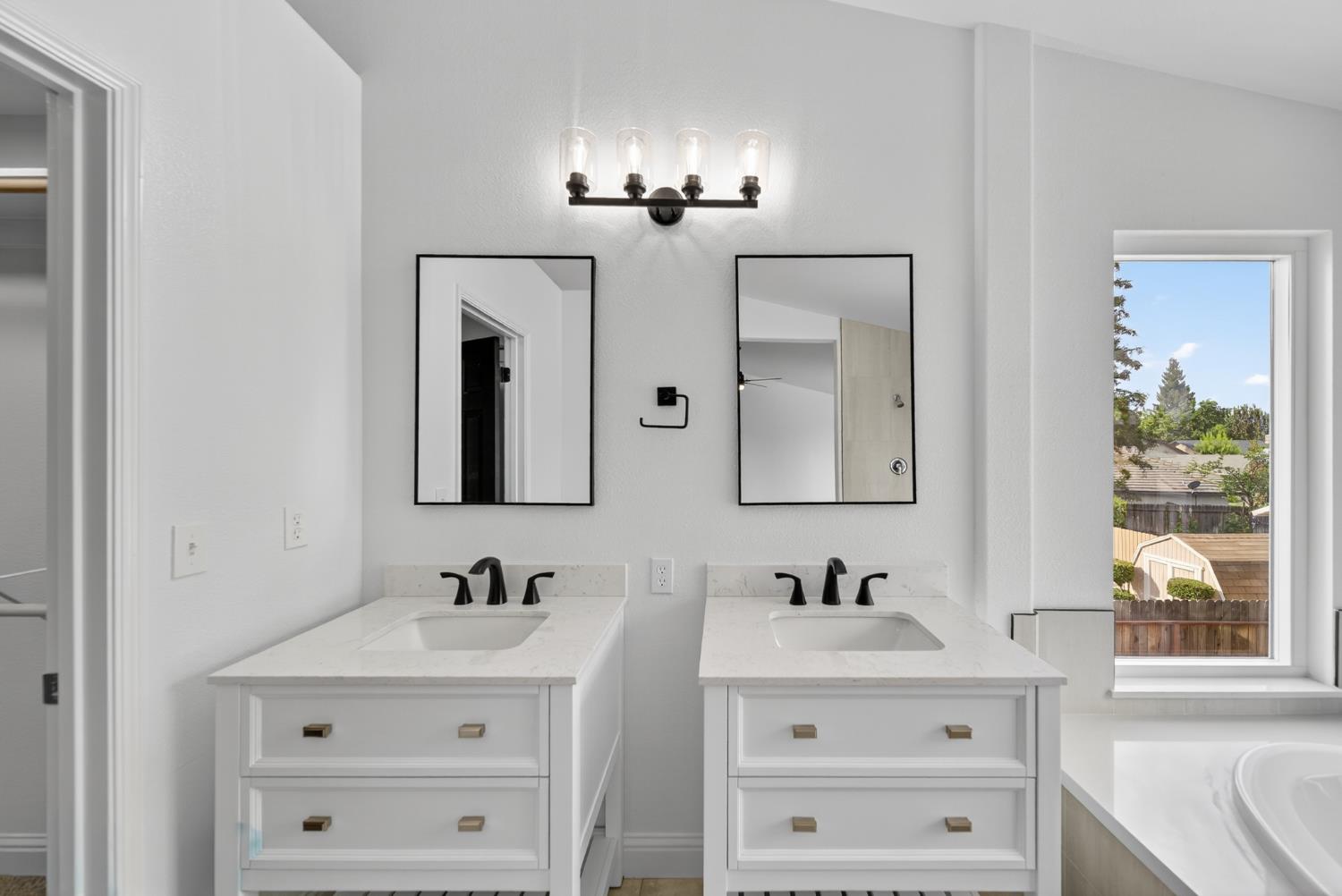 1042 N Stanford Ave, Clovis, CA 93611