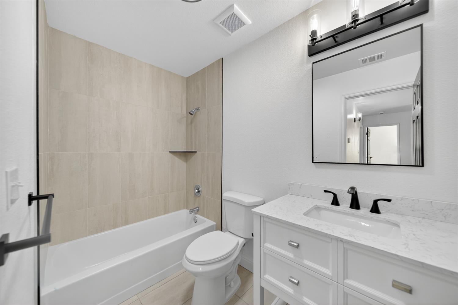 1042 N Stanford Ave, Clovis, CA 93611