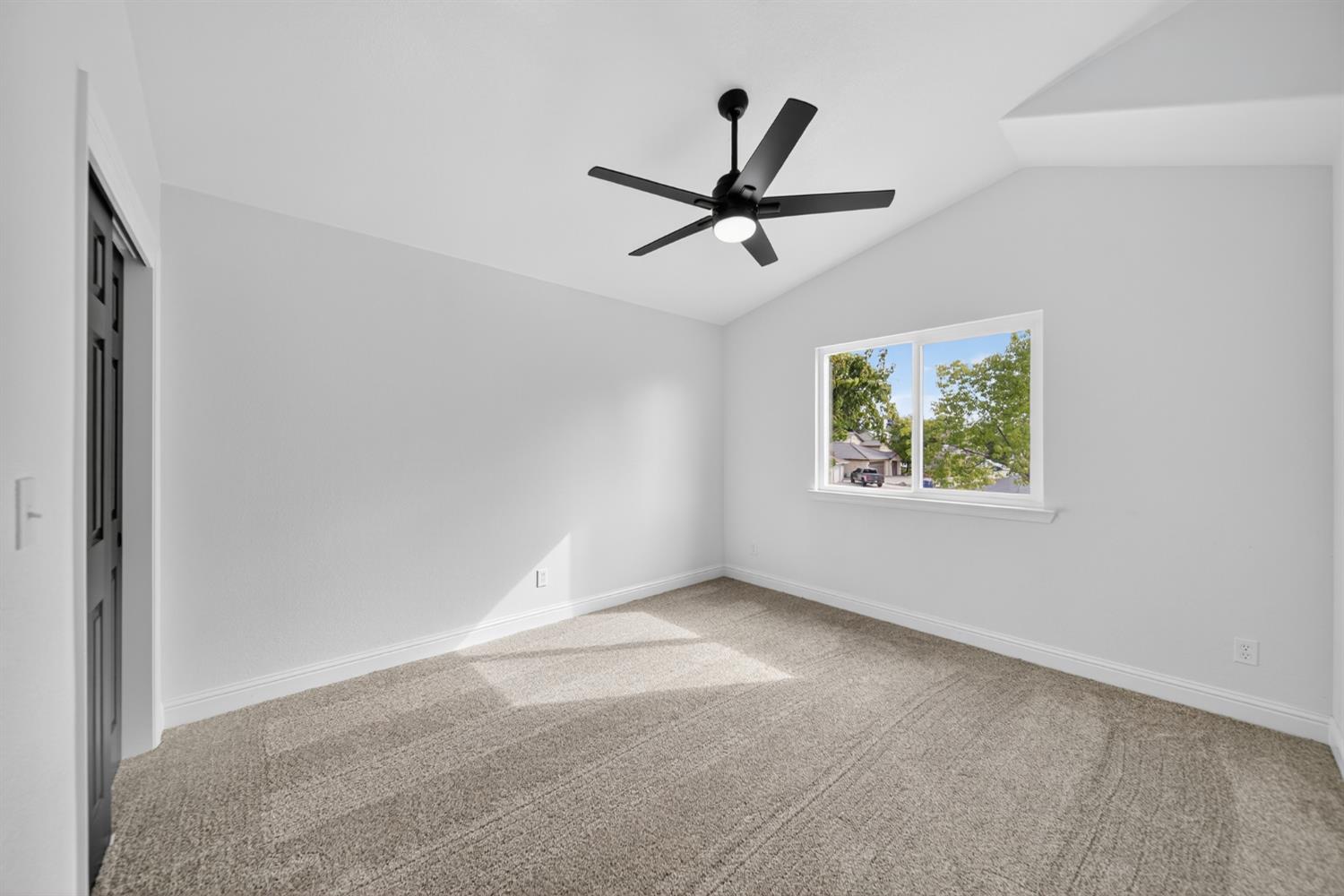 1042 N Stanford Ave, Clovis, CA 93611