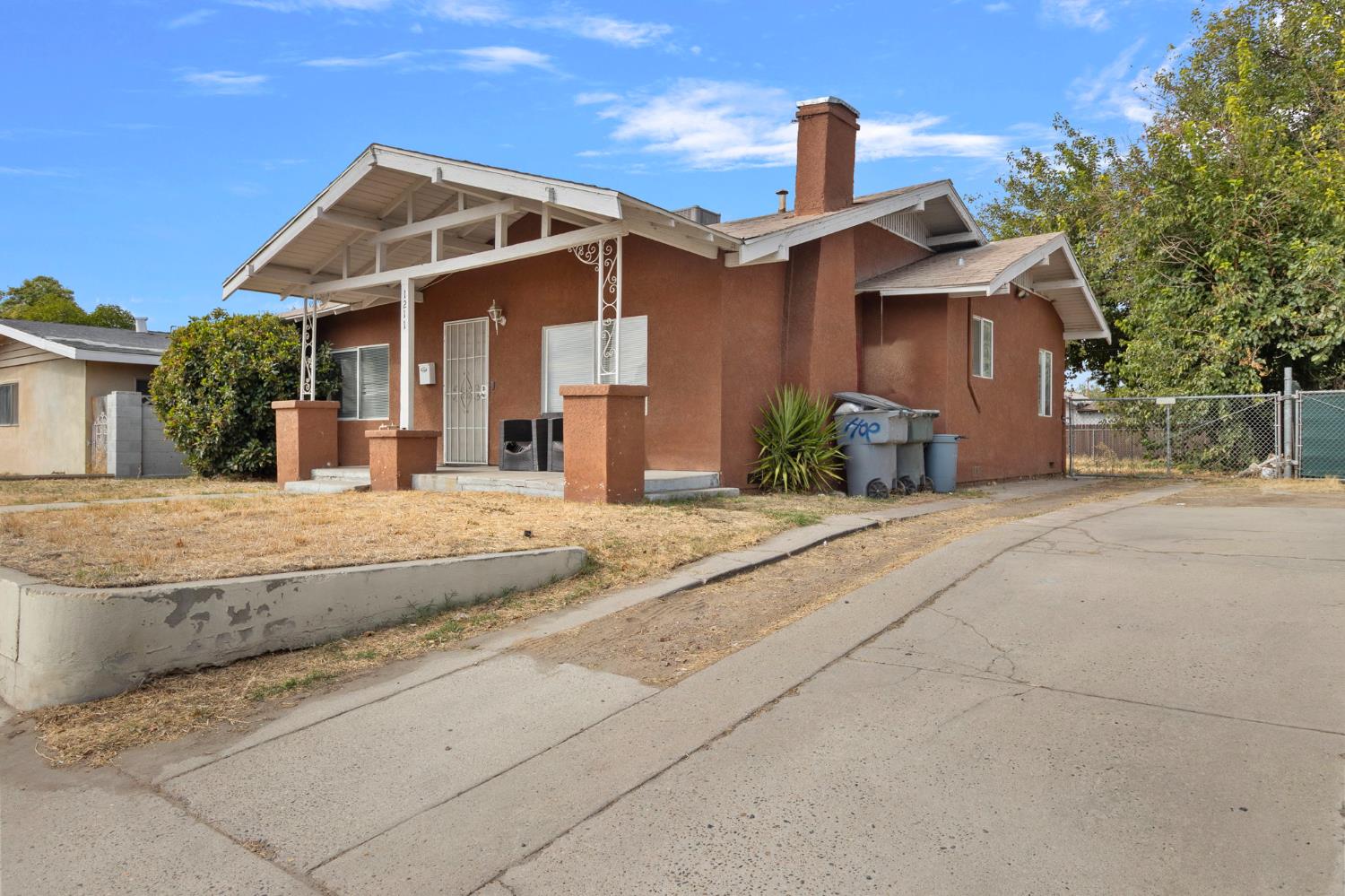 1211 E Clinton Ave, Fresno, CA 93704