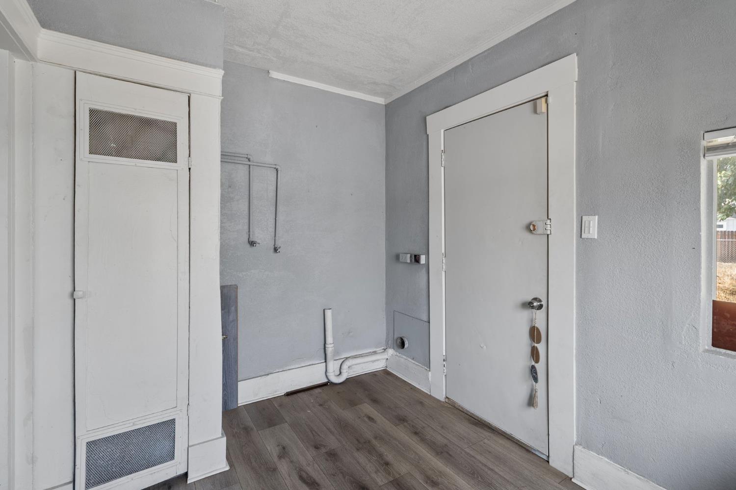 1211 E Clinton Ave, Fresno, CA 93704