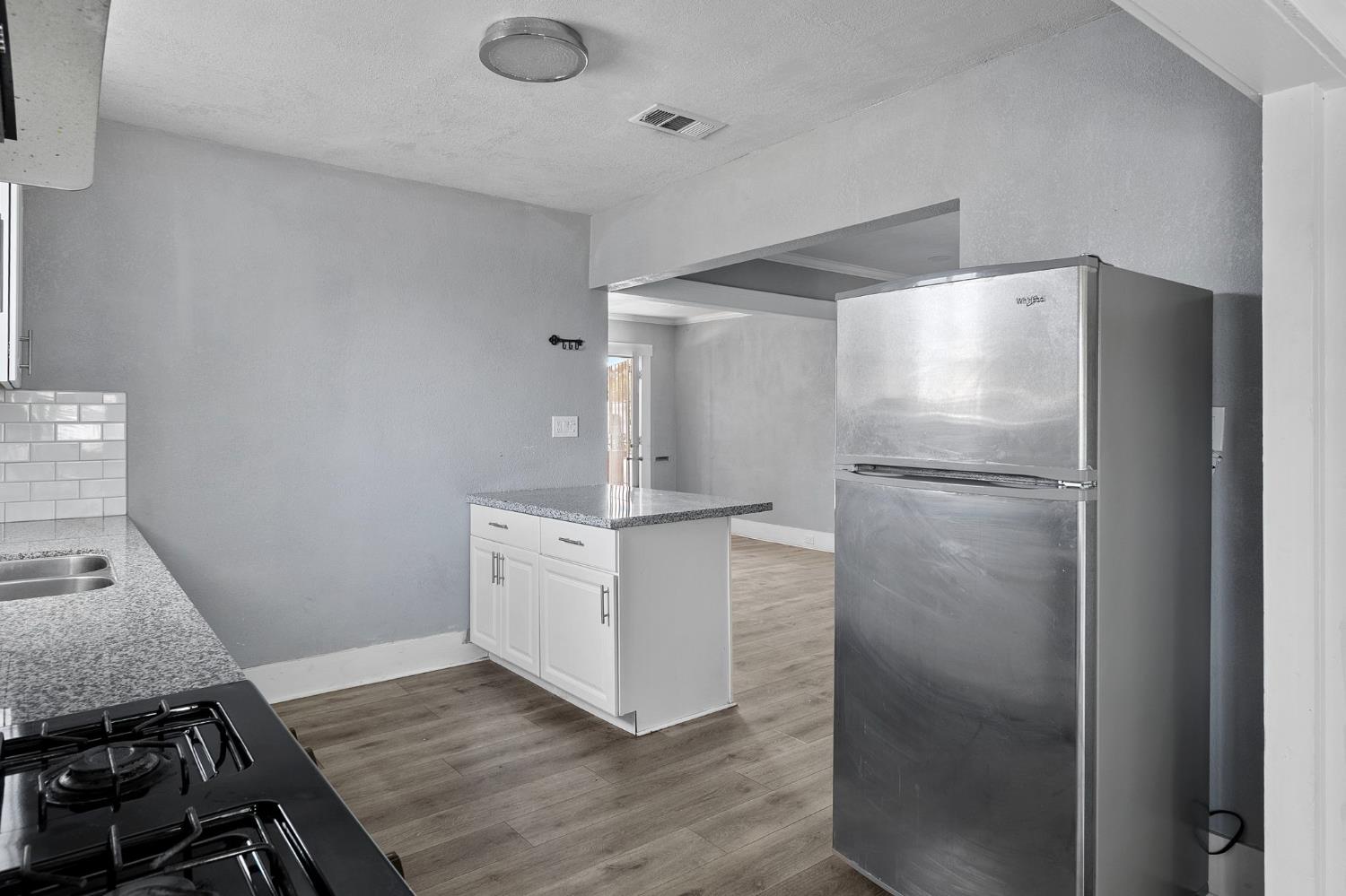 1211 E Clinton Ave, Fresno, CA 93704