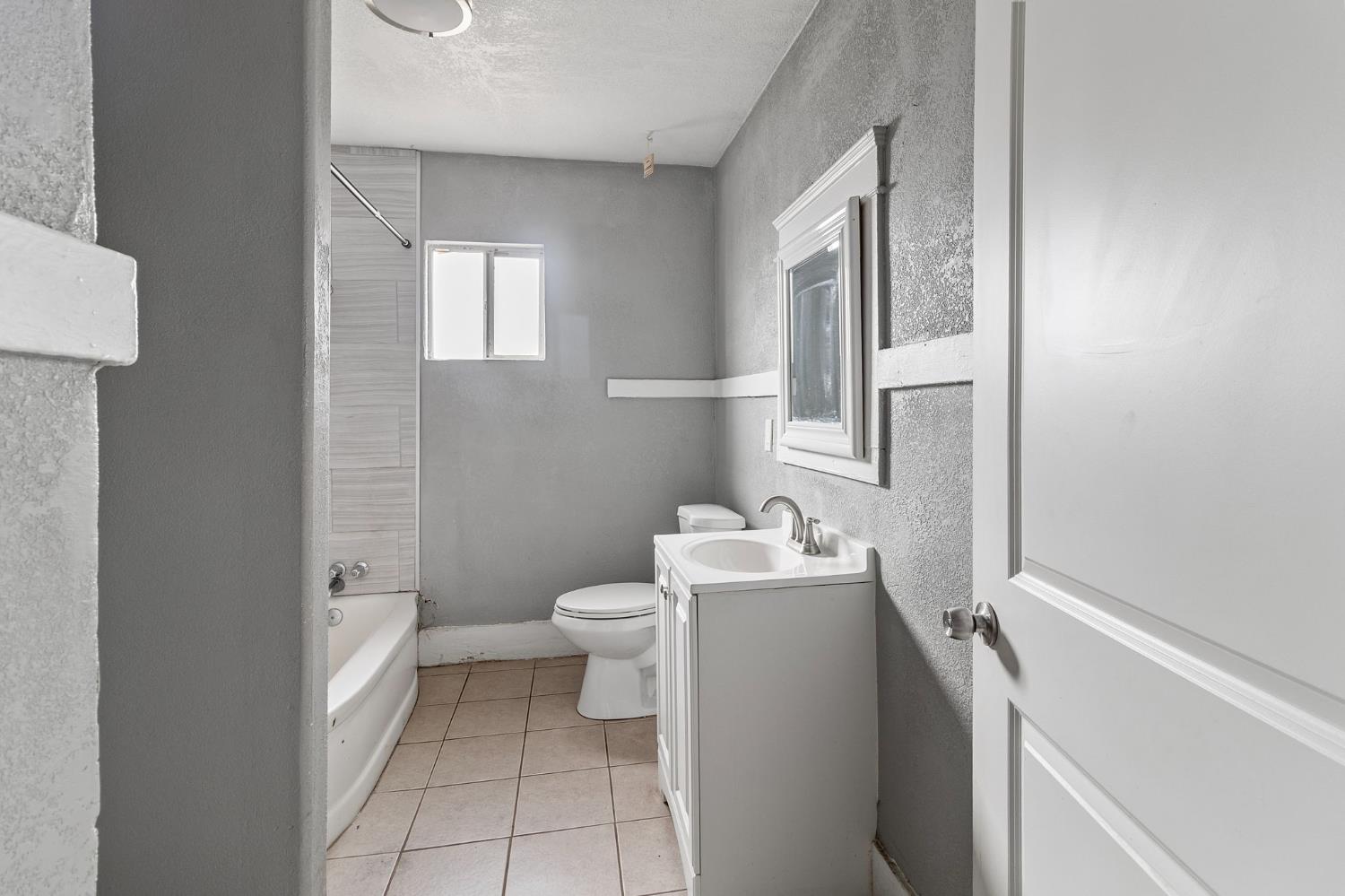 1211 E Clinton Ave, Fresno, CA 93704