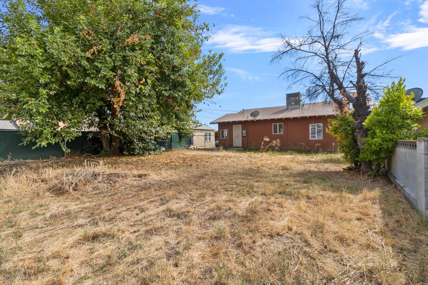 1211 E Clinton Ave, Fresno, CA 93704