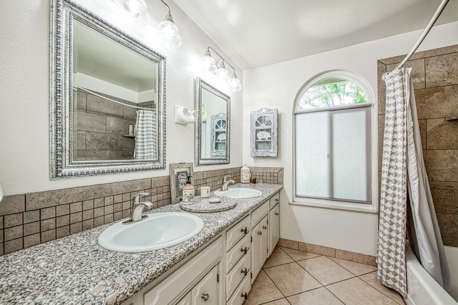 6435 N Gentry Ave, Fresno, CA 93711