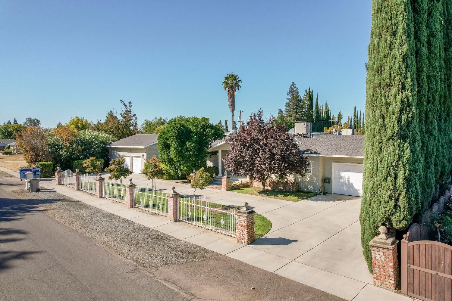 4895 N Thorne Ave, Fresno, CA 93704