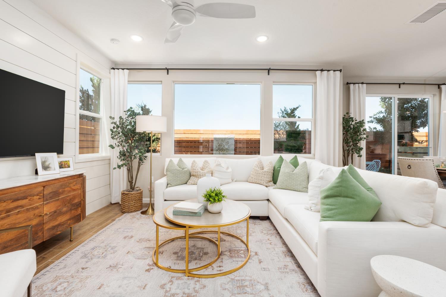 2041 N Wagon Ln, Clovis, CA 93619