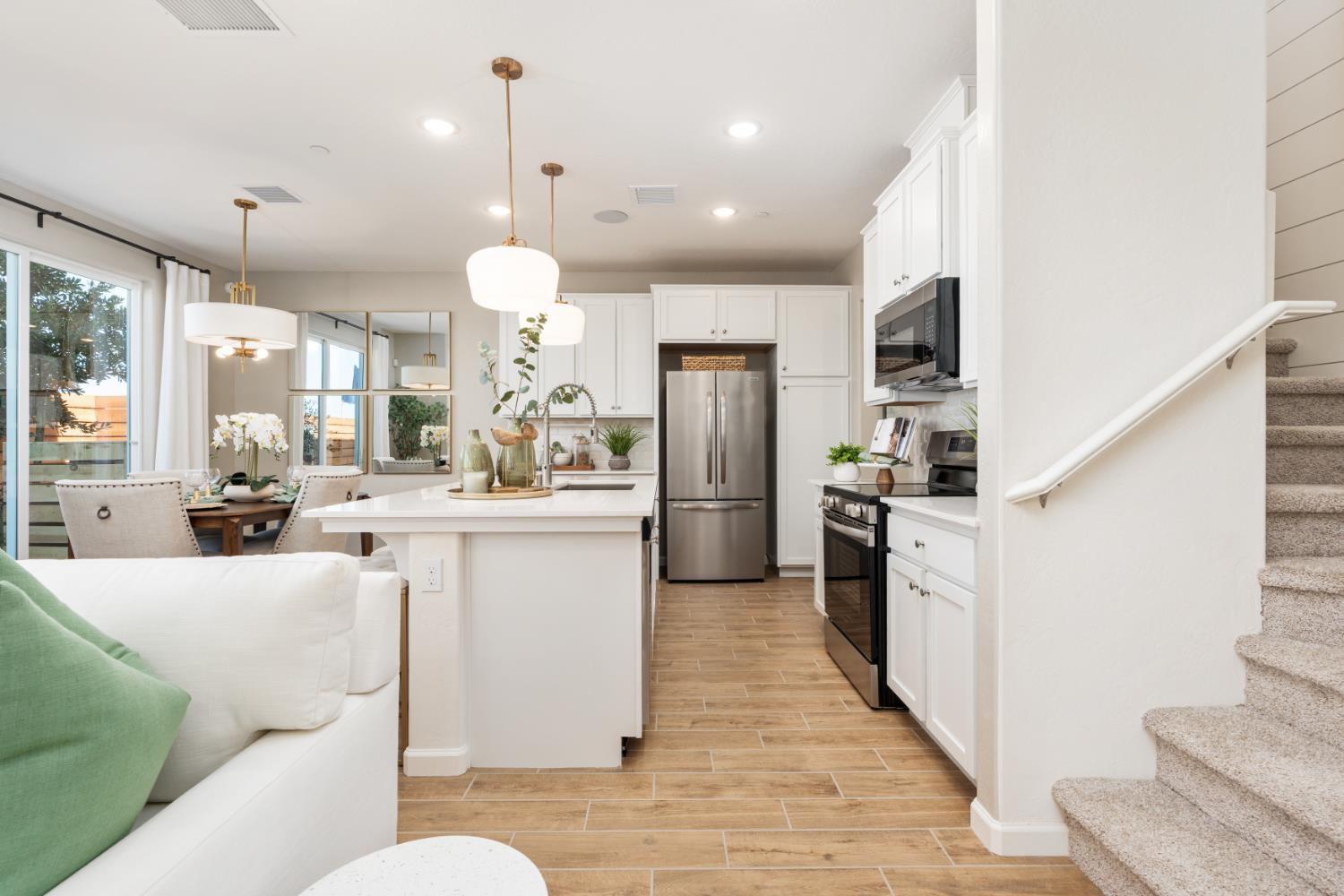 2041 N Wagon Ln, Clovis, CA 93619