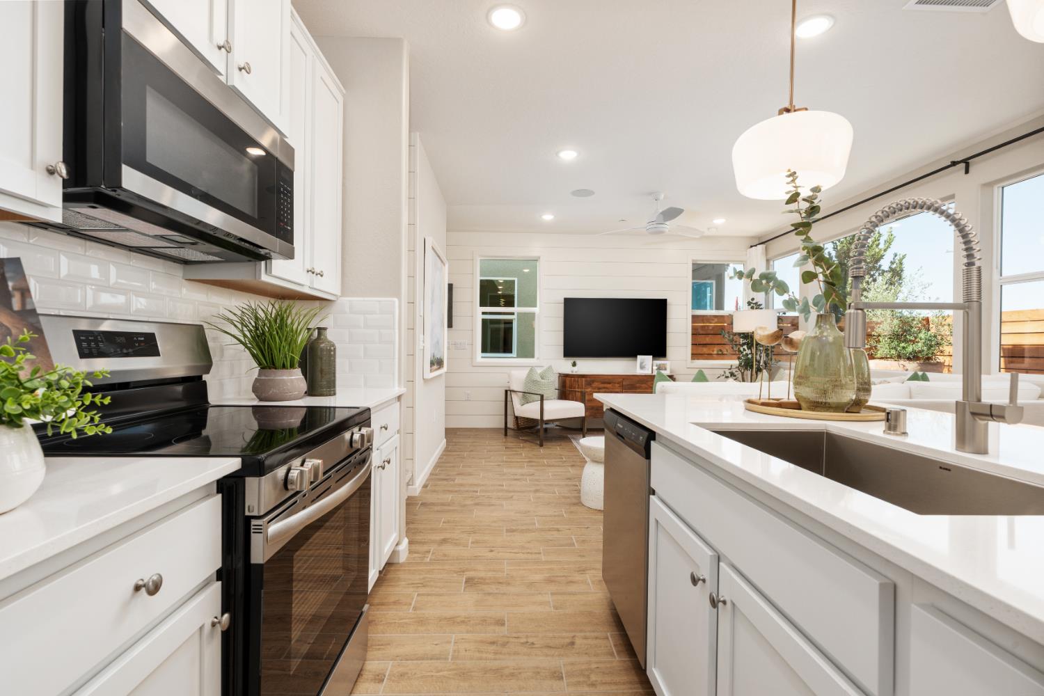 2041 N Wagon Ln, Clovis, CA 93619