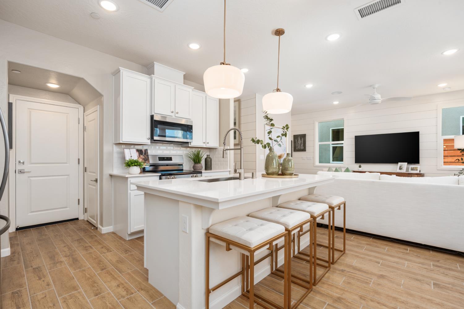 2047 N Wagon Ln, Clovis, CA 93619