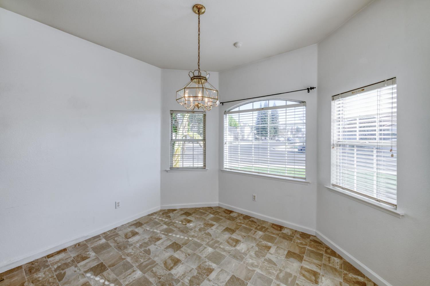 612 Hanson Ave, Clovis, CA 93611