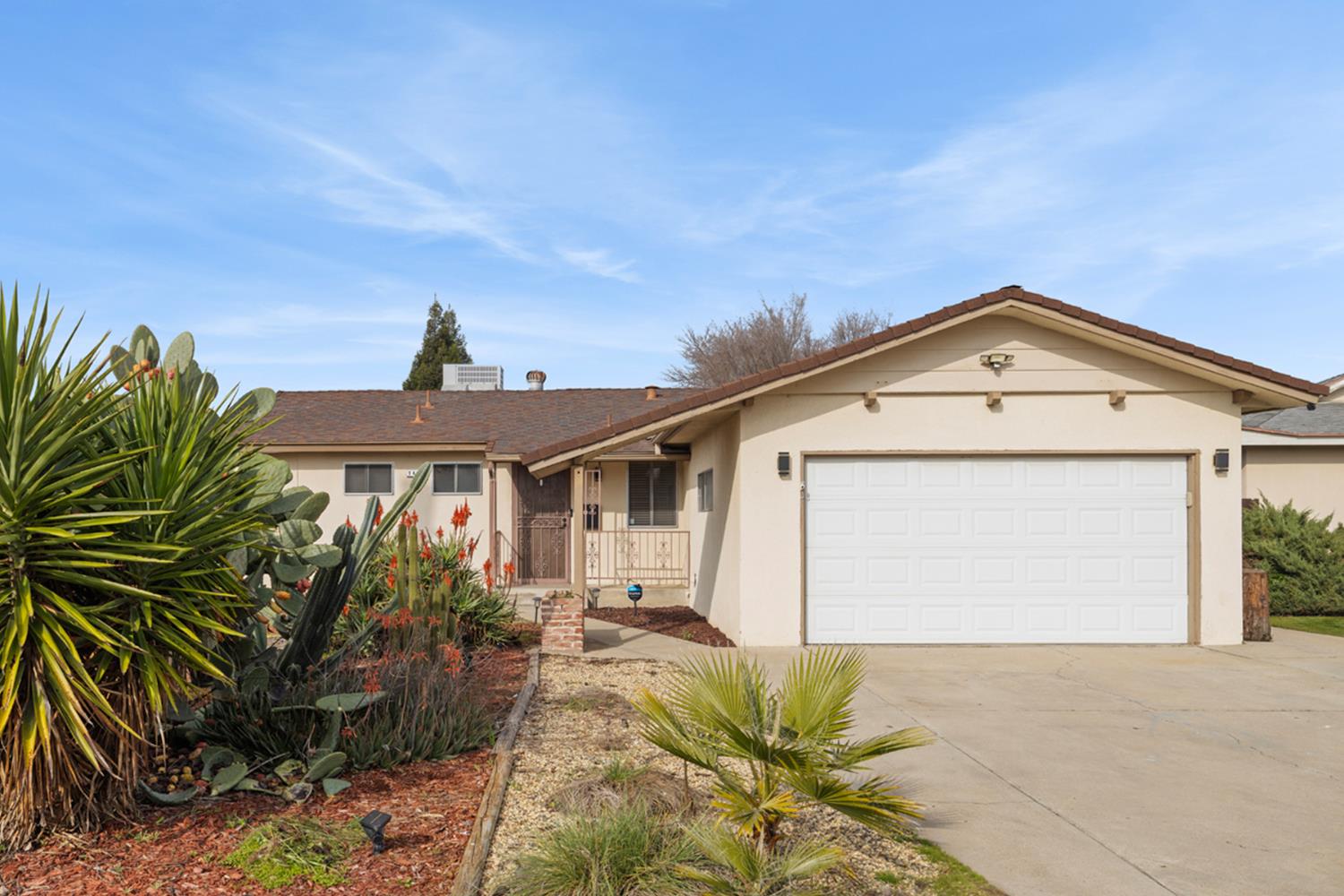 741 W Holland, Clovis, CA 93612