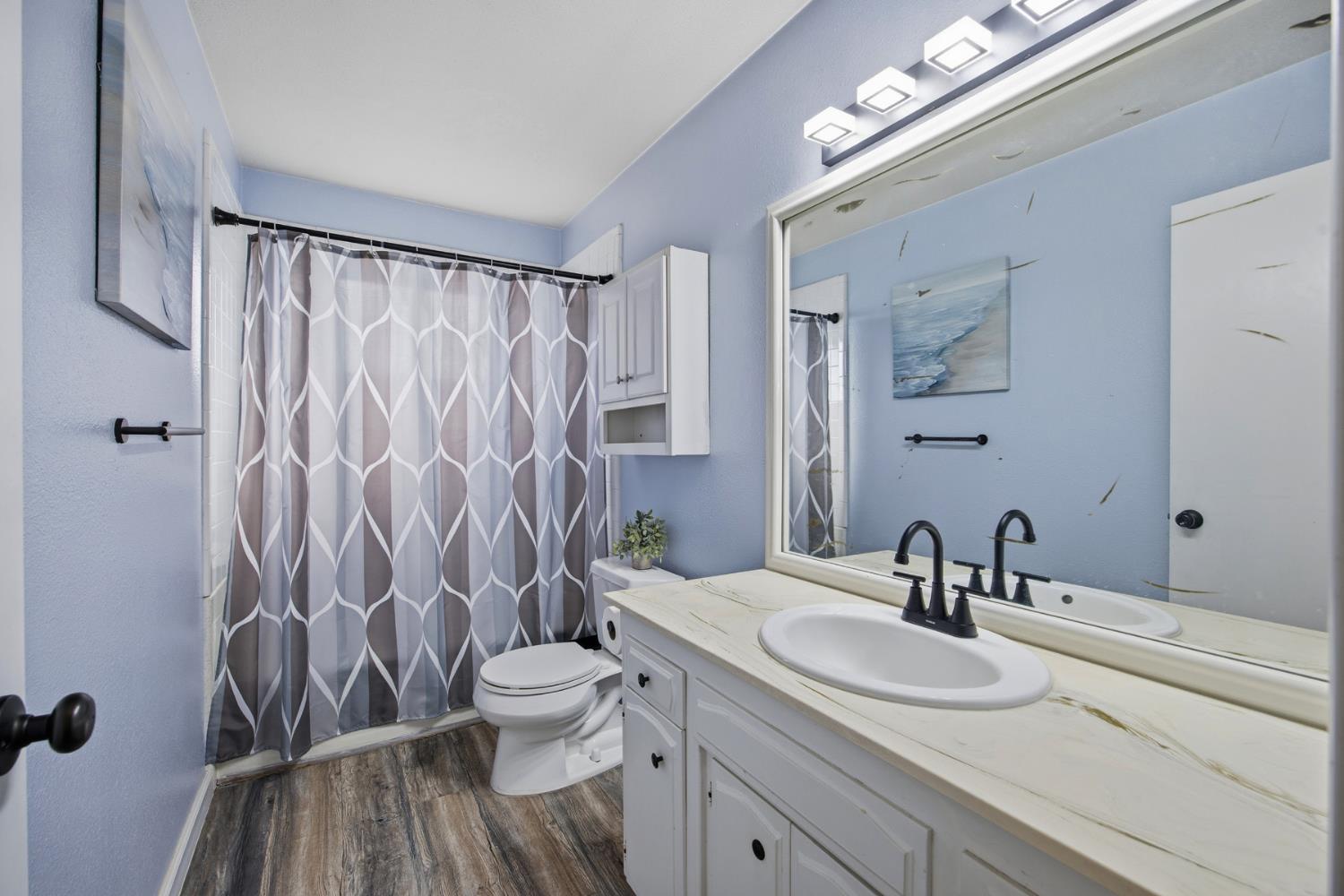 741 W Holland, Clovis, CA 93612