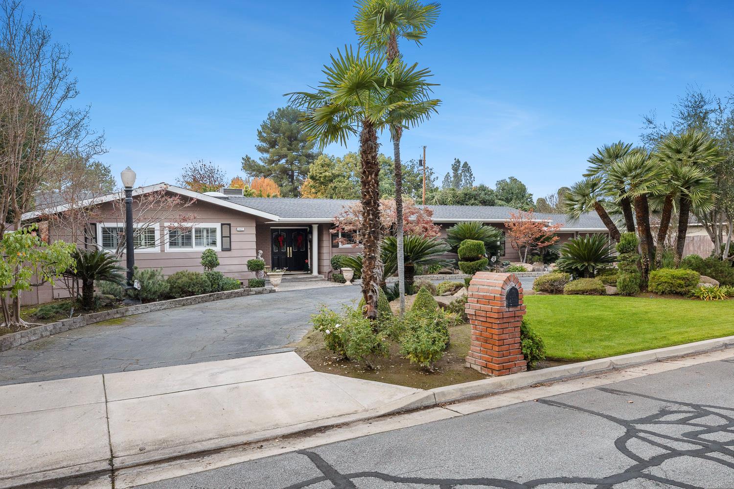 5627 N Kavanagh Ave, Fresno, CA 93711